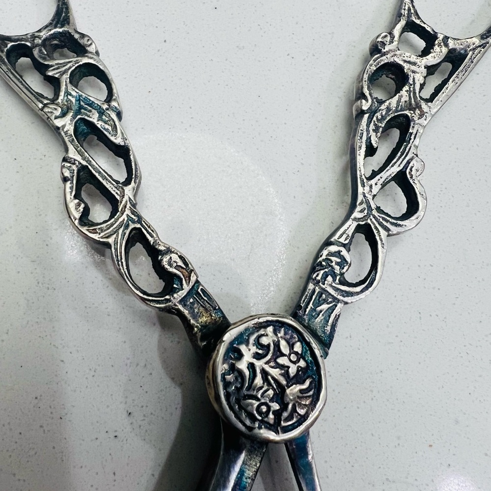 Vintage Silver Plate Grape Shears Ornate Pierced Handles Floral Medallion - Picture 2 of 4